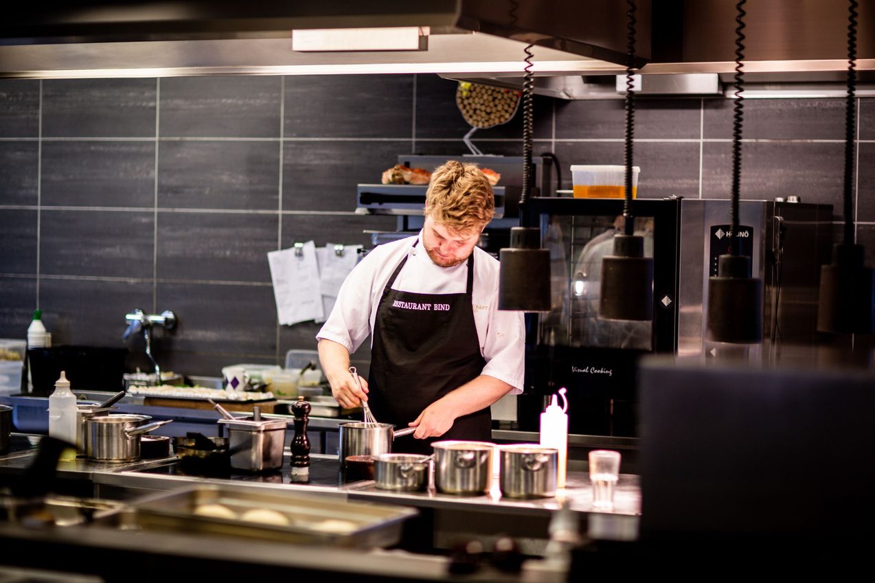 Kok i restaurantkøkkenet